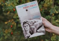 Okładka książki pt. "Pielgrzymka do grobu Brigitte Bardot cudownej" Lecha Majewskiego